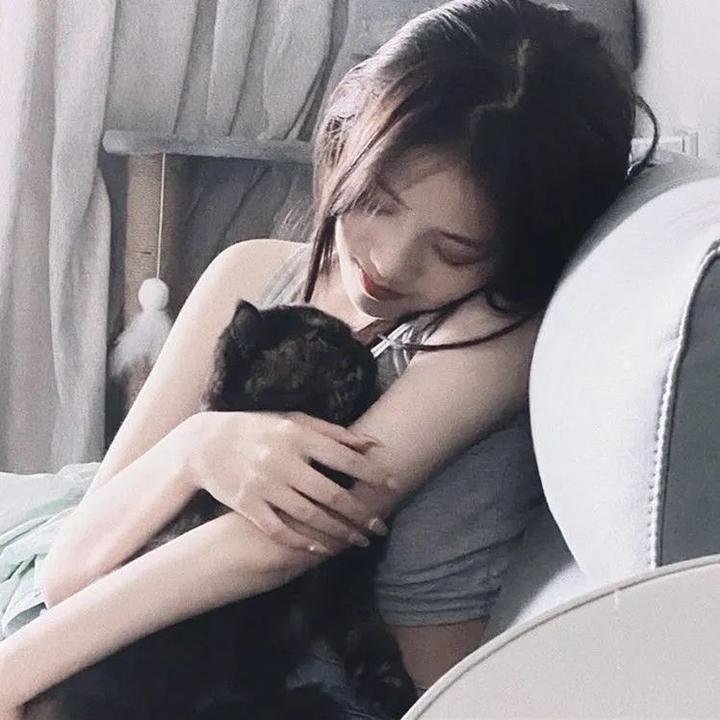 照片中的女孩